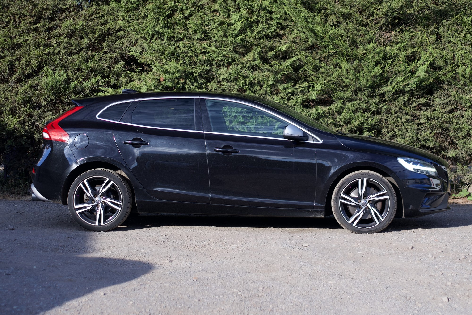 Volvo V40 2.0 D3 R-Design Pro Euro 6 (2018) image 2